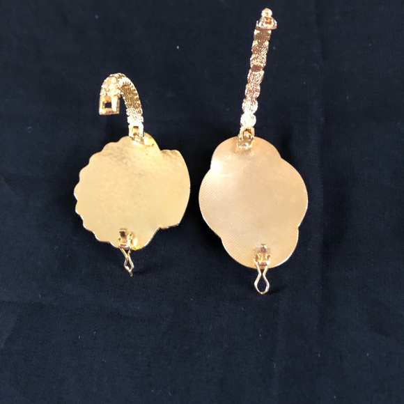 Scarf clips- set of two. Eliminate the hassle of tying that perfect knot! - Picture 6 of 9